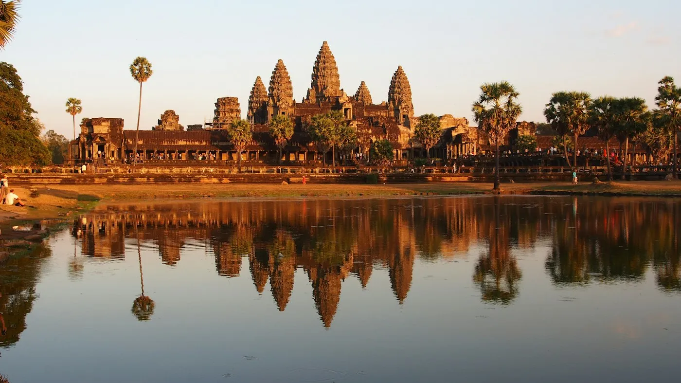 Angkor Wat spiegelt sich im Wasser