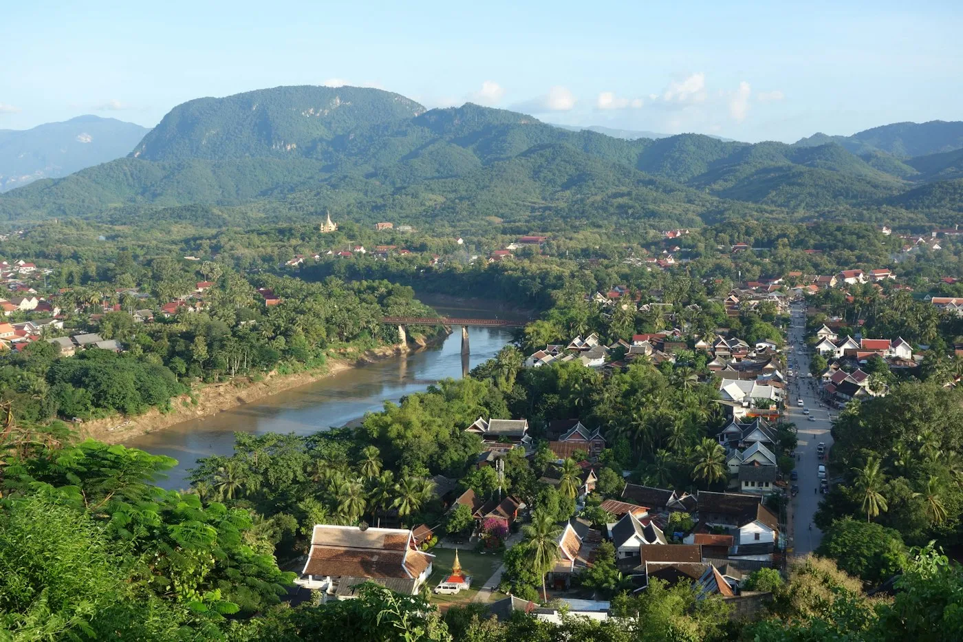 Fluss im grünen Wald, Laos