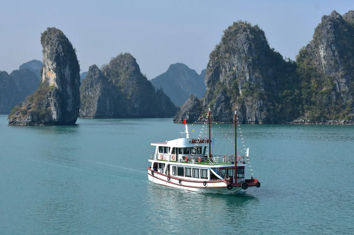 Ausflugsboot zwischen Kalkfelsen in der Hạ Long Bay