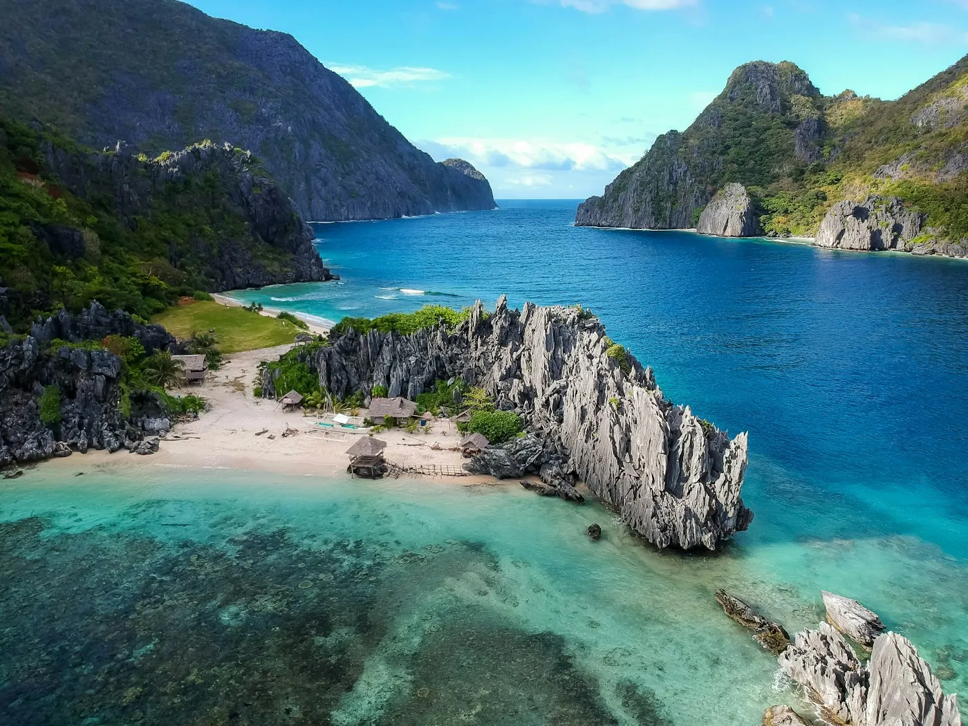 Lagune zwischen Kalkfelsen in El Nido