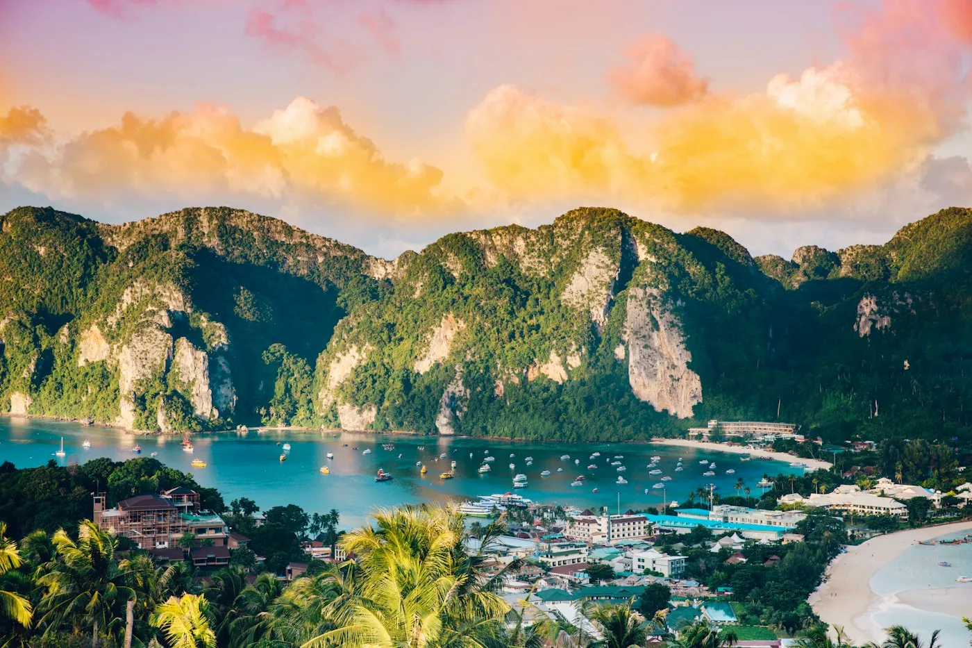 Bucht auf Koh Phi Phi im Abendlicht